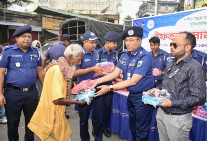 বগুড়ায় সুবিধাবঞ্চিত মানুষের মাঝে
জেলা পুলিশের ইফতার বিতরণ