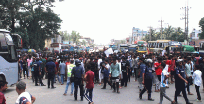 বগুড়ার শেরপুরে কোটা বিরোধীদের সাথে পুলিশের সংঘর্ষ