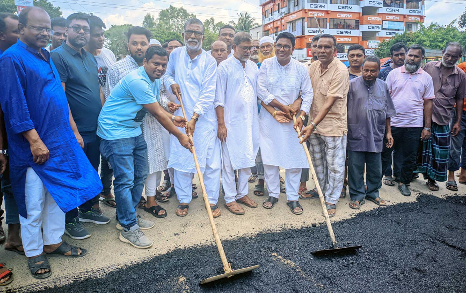 আদমদীঘি—ছাতিয়ানগ্রাম সড়ক প্রশস্তকরণ কার্পেটিং কাজের উদ্বোধন  