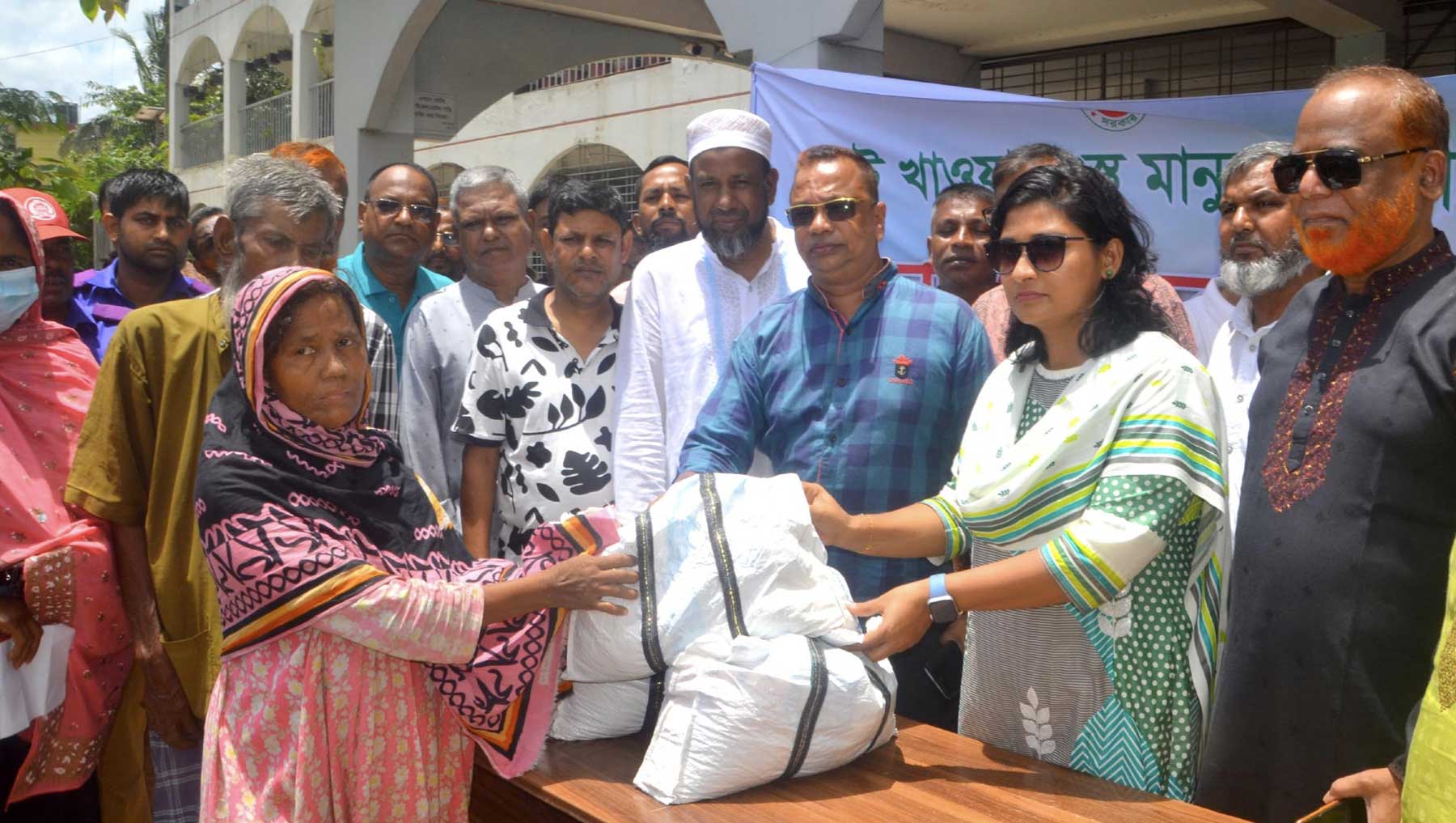 বগুড়া দেড় হাজার কর্মহীন পরিবারের মাঝে সদর উপজেলা প্রশাসনের খাদ্য সহায়তা প্রদান