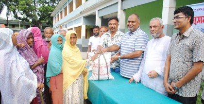 কর্মহীনদের মাঝে বগুড়া চেম্বারের
 খাদ্য সামগ্রী বিতরণ