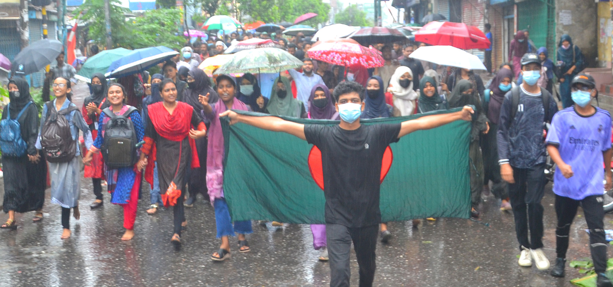 বগুড়ায় বৈষম্যবিরোধীদের দুই দফা সাতমাথায় বিক্ষোভ