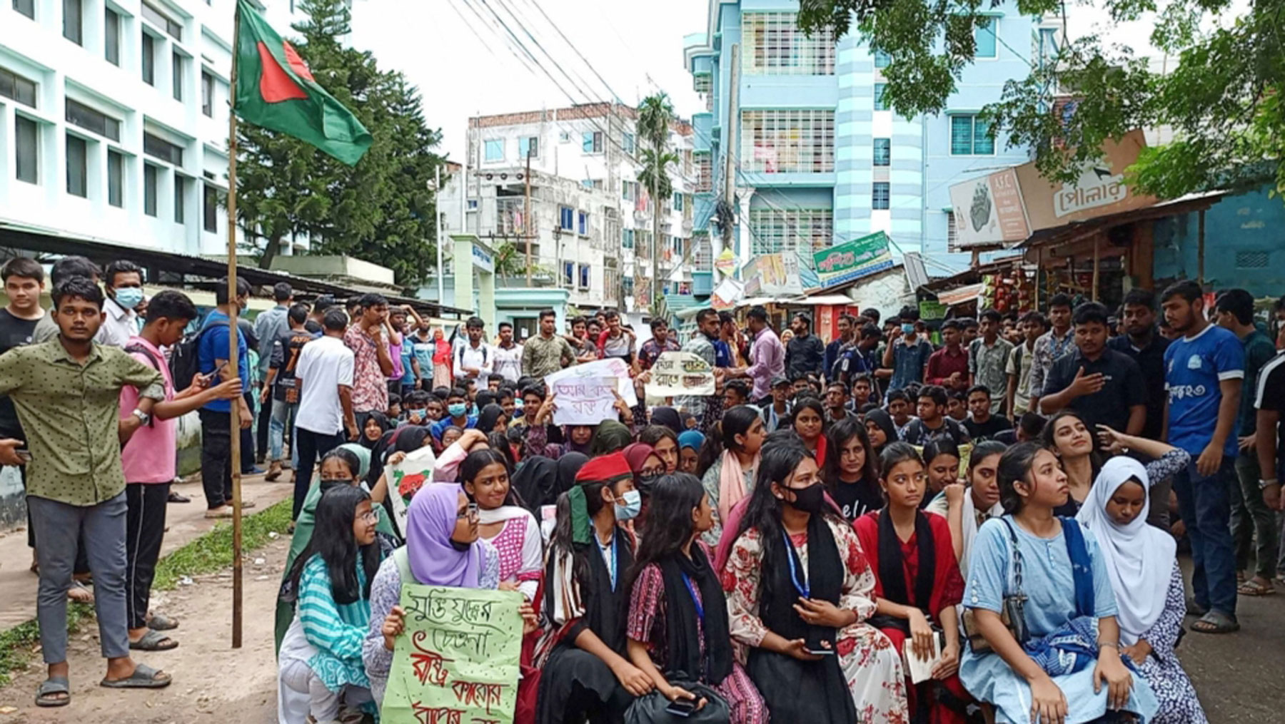 রিমেমবারিং আওয়ার হিরোস: বগুড়ায় গানে গানে নিহতদের স্মরণ করল  শিক্ষার্থীরা