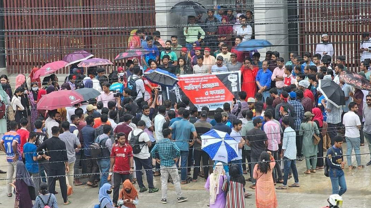 রংপুরে শিক্ষার্থীদের আন্দোলনে যোগ দিলেন শিক্ষক—অভিভাবকরা