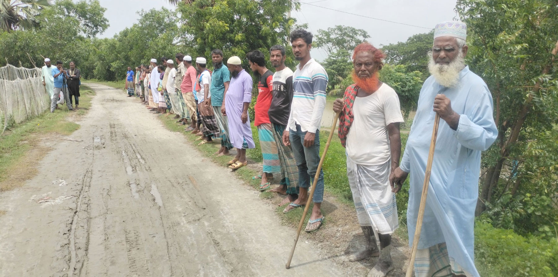 মহিপুরে জলাবদ্ধতা নিরসনে কৃষকের মানববন্ধন