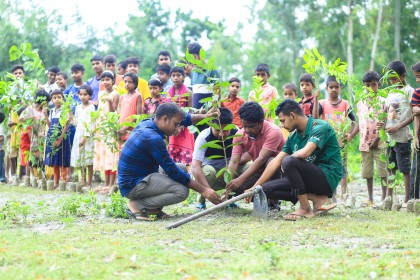 রায়গঞ্জে মাহাতোদের কুড়মালি পাঠশালায় বৃক্ষরোপণ ও বিতরণ