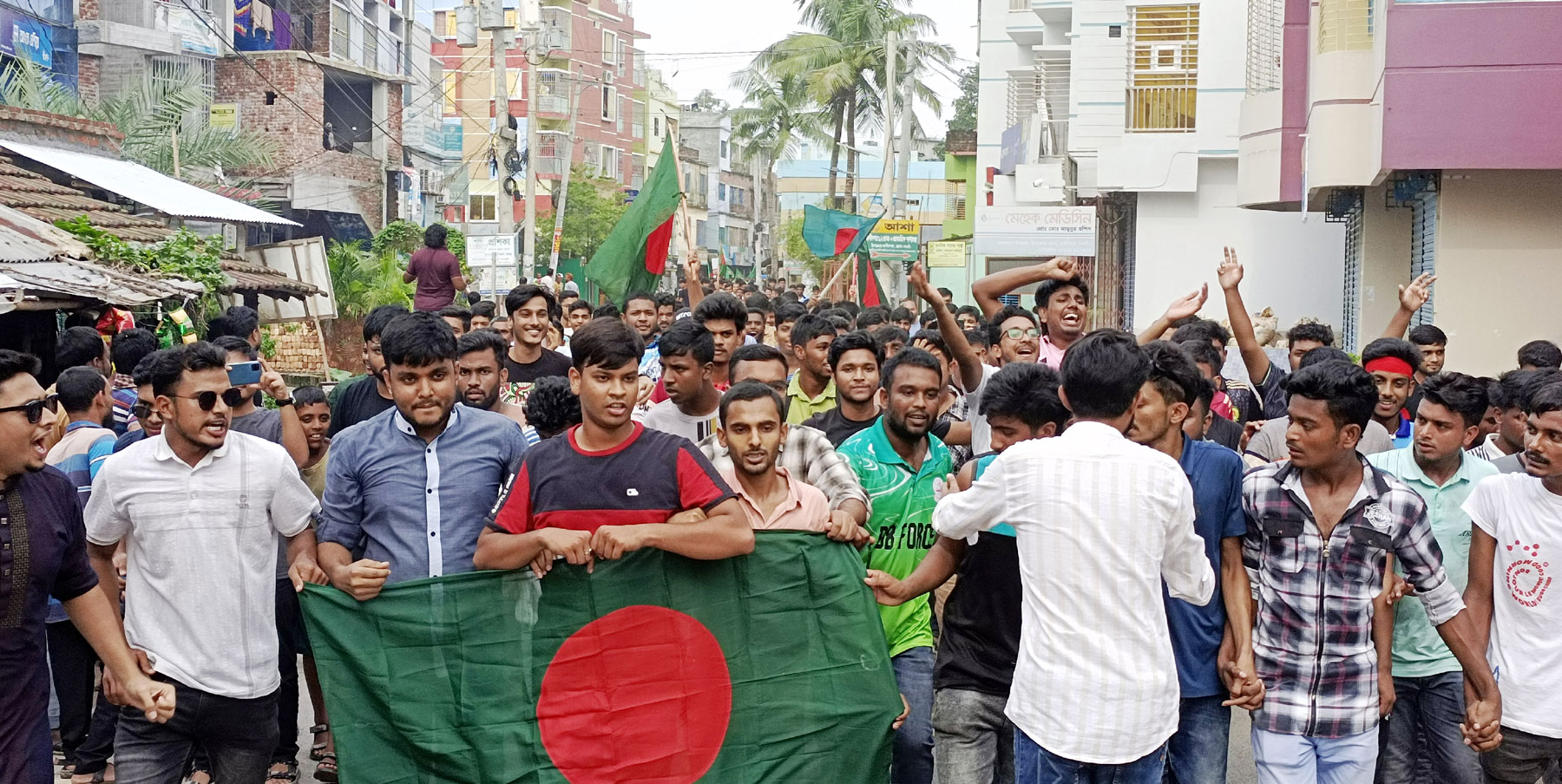 শেখ হাসিনার পদত্যাগ: রাণীনগরে শিক্ষার্থীদের উল্লাস, আনন্দ মিছিল