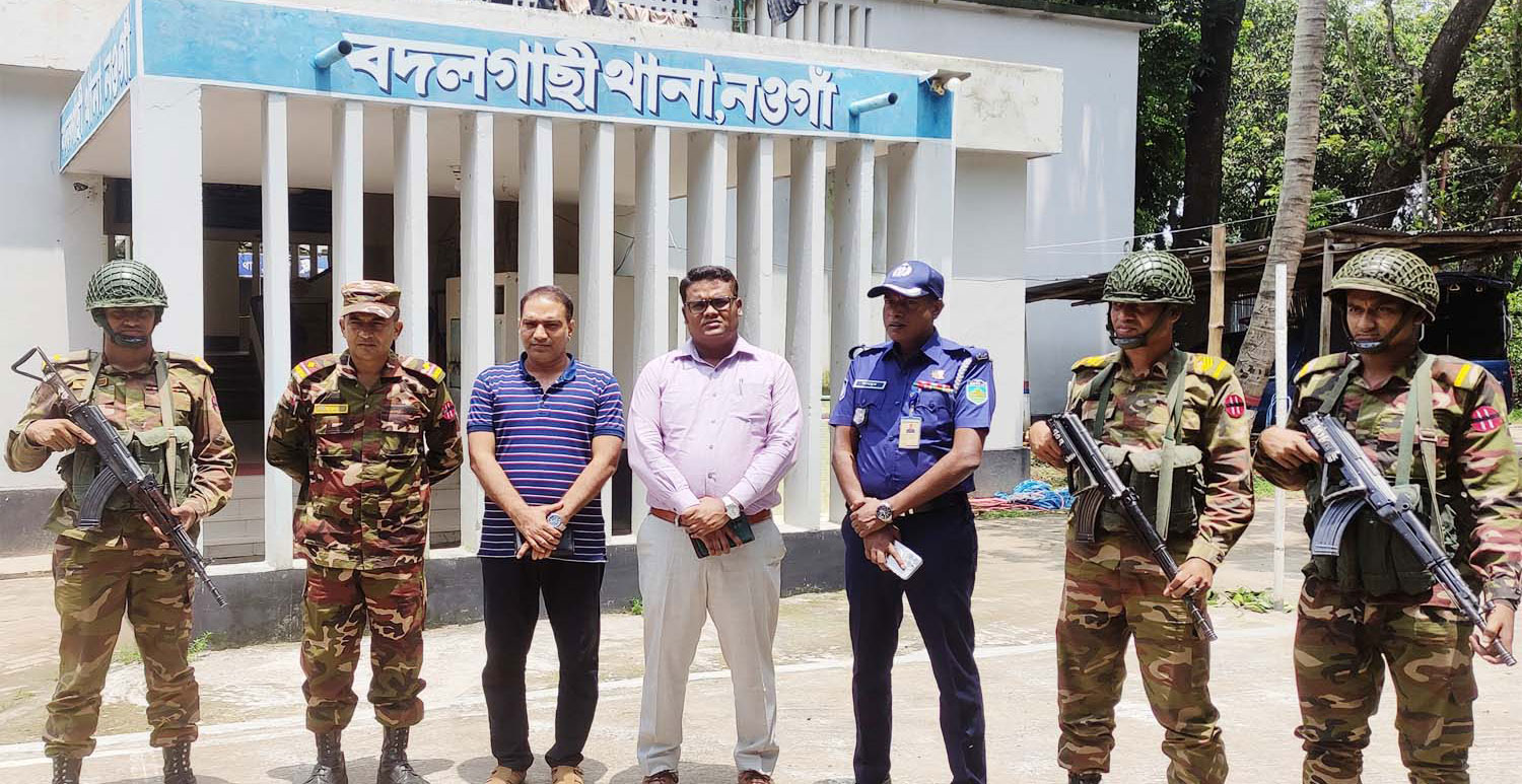 বদলগাছীর বিভিন্ন এলাকা পর্যবেক্ষণ করলেন ইউএনও ও সেনাবাহিনী