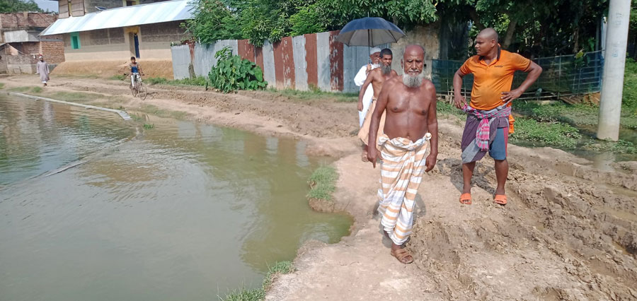 পোরশার দীঘি পাড়া গ্রামের রাস্তার বেহাল দশায় গ্রামবাসীর ভোগান্তি