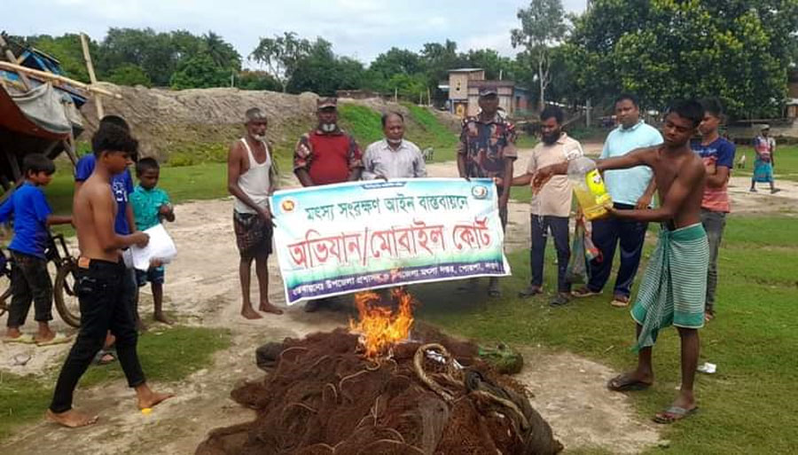 পোরশায় পূর্ণ ভবা নদীতে অবৈধ সুতি জাল নিধন অভিযান