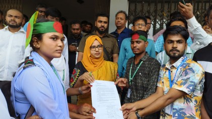 বড়াইগ্রামে রাজাপুর ডিগ্রি কলেজের অধ্যক্ষ অপসারণের দাবিতে শিক্ষার্থীদের স্মারকলিপি প্রদান 