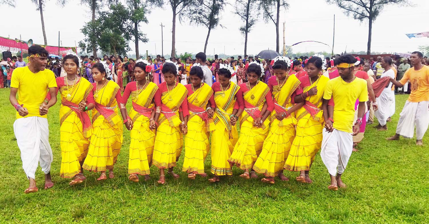 বদলগাছীতে আদিবাসীদের ঐতিহ্যবাহী করম উৎসব পালিত