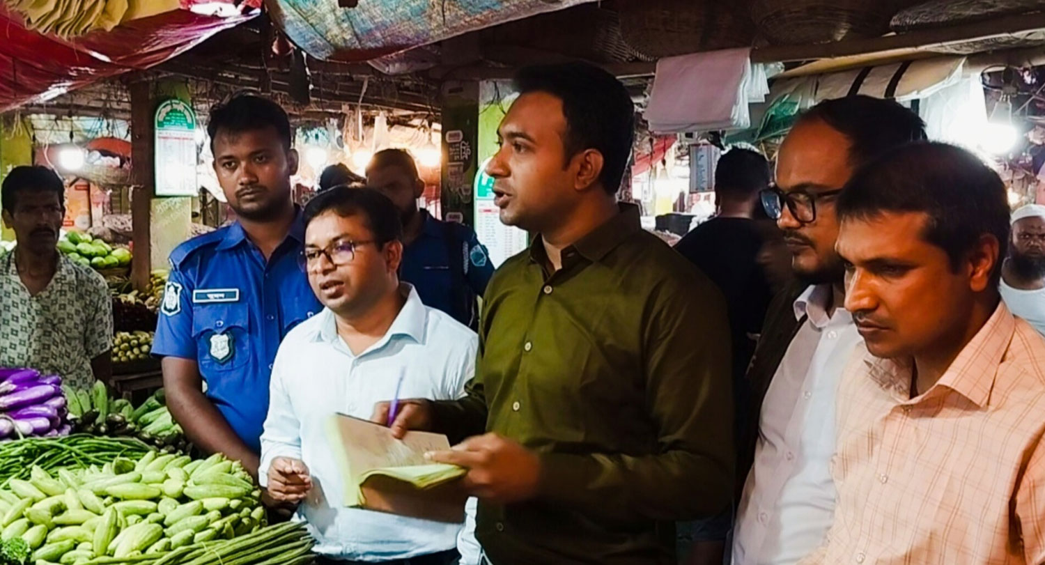 বগুড়ার ফতেহ আলী বাজারে ভোক্তা ও নিরাপদ খাদ্য কর্তৃপক্ষের যৌথ অভিযানে জরিমানা