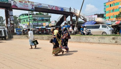 সিংড়ায় ফুটওভার ব্রিজ ব্যবহারে অনীহা, ঝুকি নিয়ে রাস্তা পারাপার