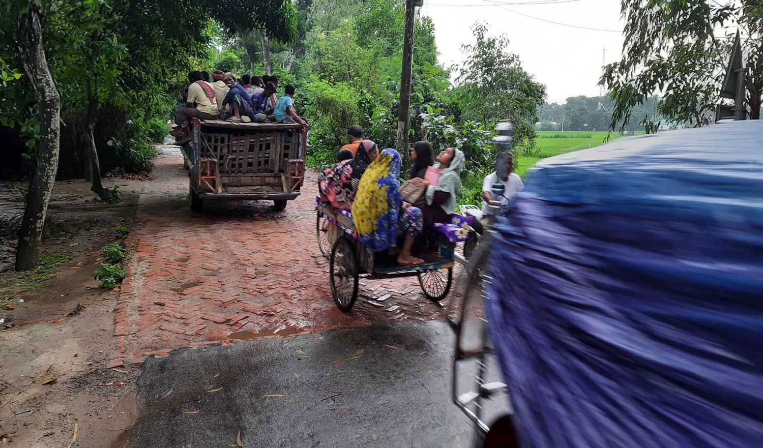 বগুড়ার ধুনটে ভগ্নদশা পাকা সড়কের মাঝে বিছানো হয়েছে ইট! ভোগান্তি চরমে