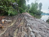 রায়গঞ্জে অল্প বৃষ্টিতেই আঞ্চলিক সড়কের বেহাল দশা