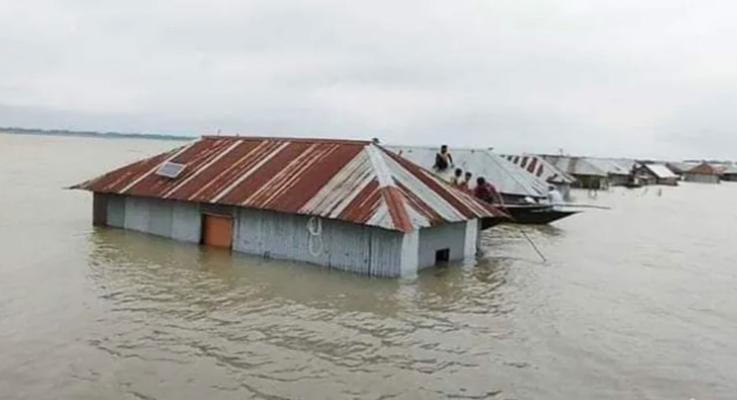 রংপুর অঞ্চলে আকস্মিক বন্যায় দিশেহারা লক্ষাধিক মানুষ