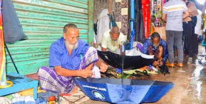 বগুড়ায় ঝড়-বৃষ্টিতে বেড়ে গেছে ছাতার কারিগরদের কদর