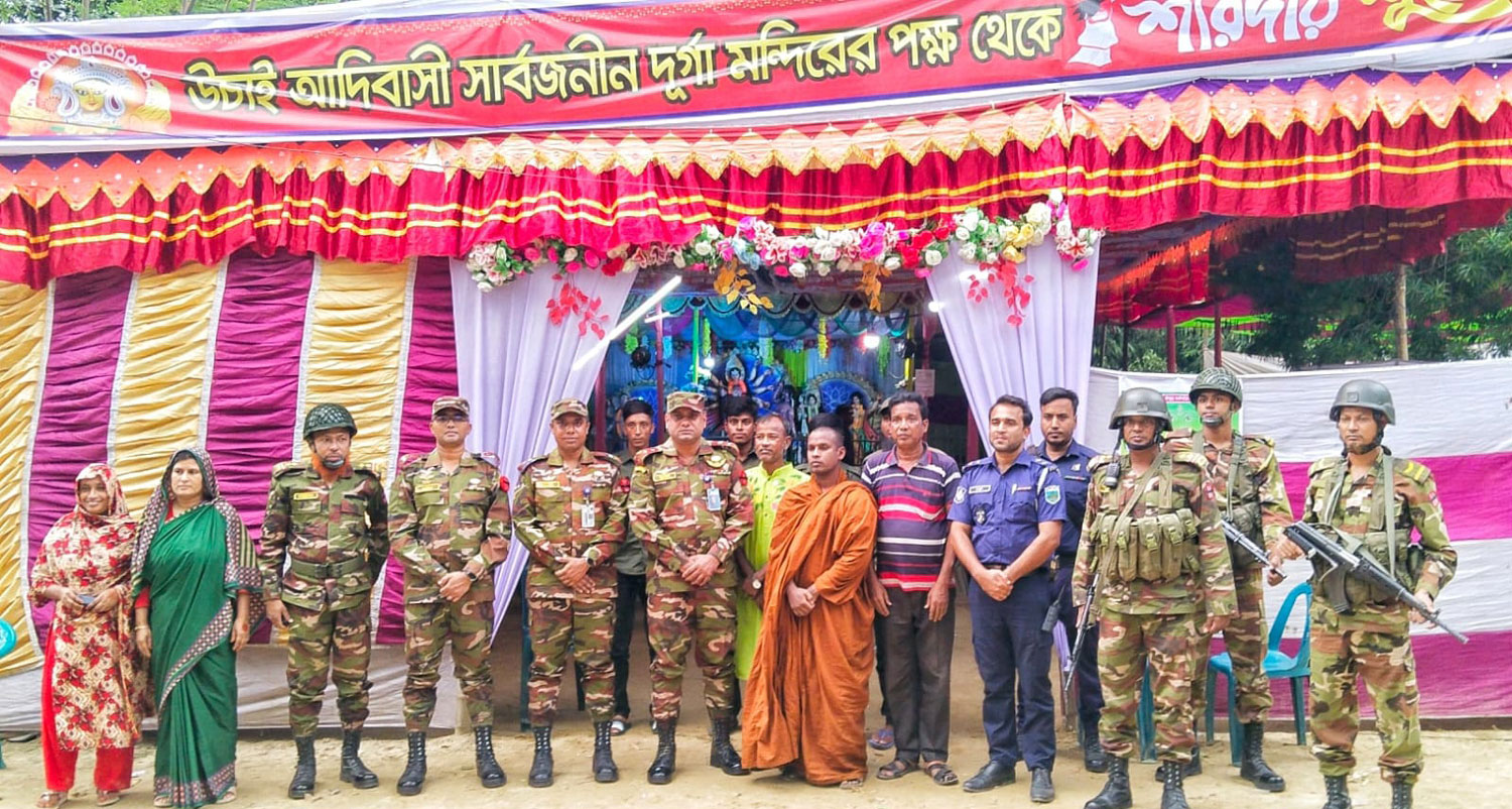 জয়পুরহাটে বিভিন্ন মন্দির পরিদর্শন 
করল সেনাবাহিনী