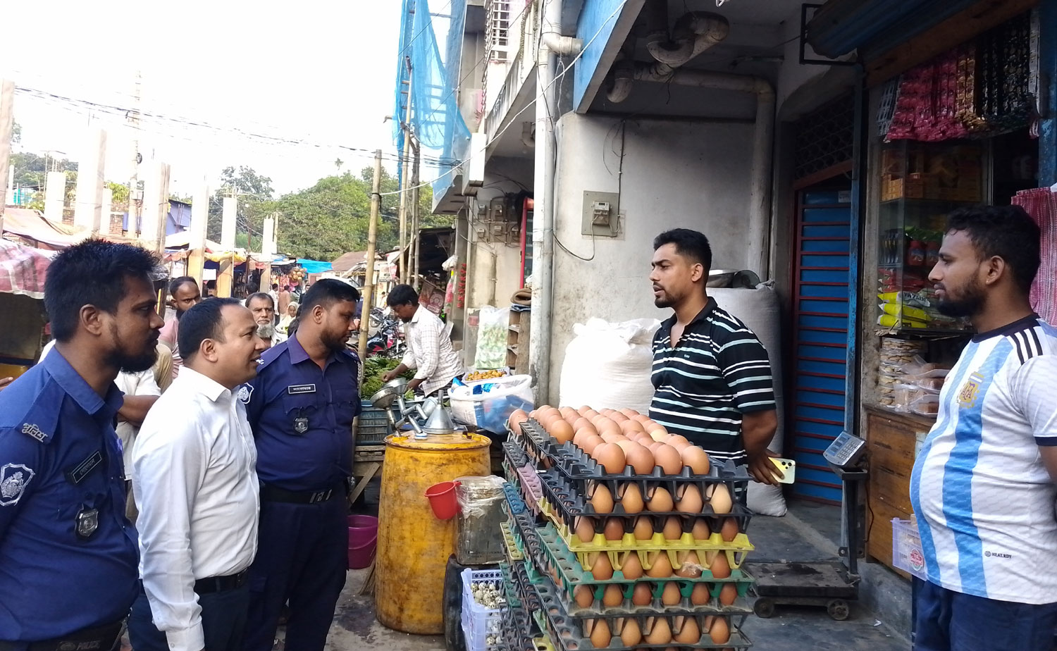 বীরগঞ্জে ডিম ও মুরগিসহ বিভিন্ন দোকানে মনিটরিং অভিযান 