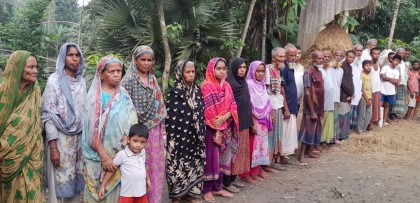 গাবতলীতে বাড়ীঘরে হামলা ও ভাংচুরে অভিযুক্তদের গ্রেফতারের দাবীতে এলাকাবাসীর মানববন্ধন