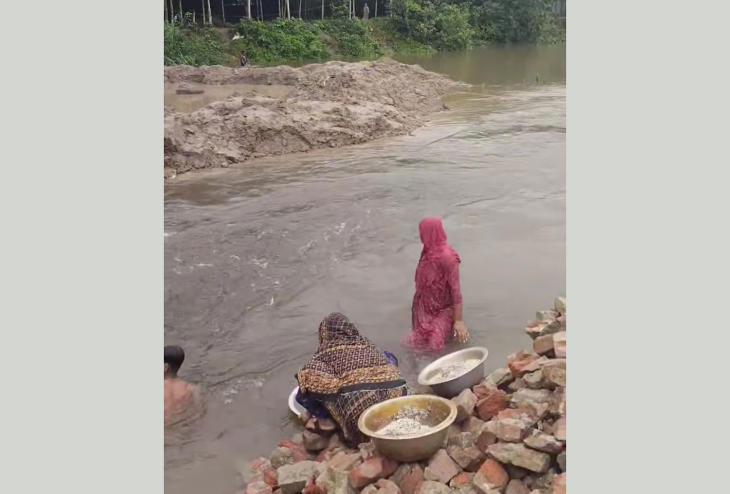 সাঘাটায় ট্রাক উল্টে নদীতে চালের বস্তা