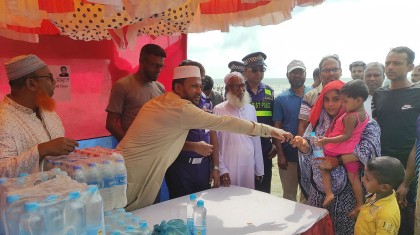 কুয়াকাটায় ৫'শ পর্যটকদের পাশে সুপেয় পানি ও চকলেট নিয়ে পৌর বিএনপি