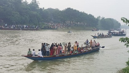 লক্ষ্মীপূজা উপলক্ষে রাণীনগরে ছোট যমুনা নদীতে শত শত নৌকার নৌবহর