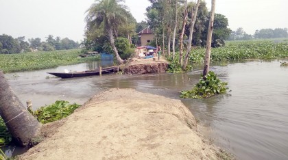 আত্রাইয়ে সোঁতি জাল দিয়ে মাছ ধরতে নদীর বাঁধ কাম সড়ক ভেঙ্গে দেয়ার অভিযোগ