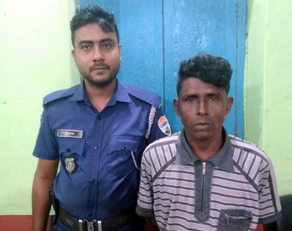 সান্তাহার স্টেশনে মোবাইল চোরচক্রের সদস্য গ্রেপ্তার