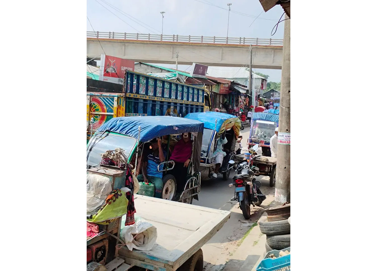 পন্য বোঝাই ট্রাক, থ্রি-হুইলারের দাপটে কলাপারা শহর এখন যানজটে পরিনত হয়েছে 