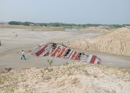 কলাপাড়ায় চার শতাধিক কৃষক পরিবারের জমিসহ বাড়ি-ঘরের টাকা পরিশোধ না করেই জমিতে বালু ভরাটসহ বাউন্ডারি দেয়াল