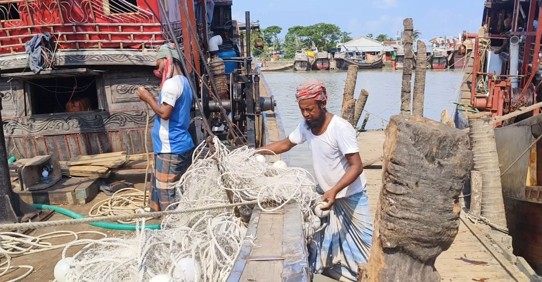  আগামীকাল মধ্যরাতে শেষ হচ্ছে মাছ ধরার নিষেধাজ্ঞা, সাগর যাত্রার প্রস্তুতিতে ব্যস্ত জেলেরা।। 