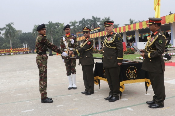 বগুড়ায় সেনাবাহিনী প্রধান 
কুচকাওয়াজ অনুষ্ঠিত