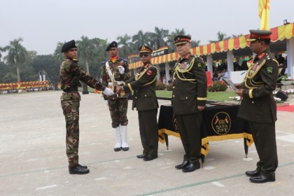 বগুড়ায় সেনাবাহিনী প্রধান 
কুচকাওয়াজ অনুষ্ঠিত