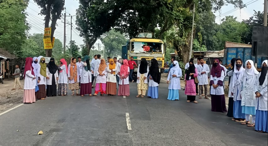 রংপুর মহাসড়ক অবরোধ করে ৬ দফা দাবিতে  টেকনোলজিস্ট পড়ুয়া শিক্ষার্থীদের আন্দোলন 