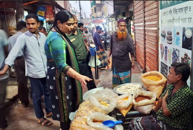 আদমদীঘিতে পলিথিন বিরোধী অভিযানে ইউএনও