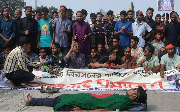 রংপুর বিভাগীয় উপদেষ্টার দাবিতে ছাত্র- জনতার মহাসড়ক অবরোধ