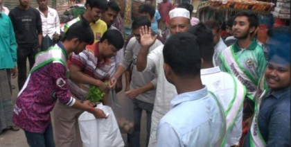 নাটোরে নিষিদ্ধ পলিথিন ব্যবহার রোধে বিকল্প ব্যাগ সরবরাহ করেছে ব্যবসায়ীরা