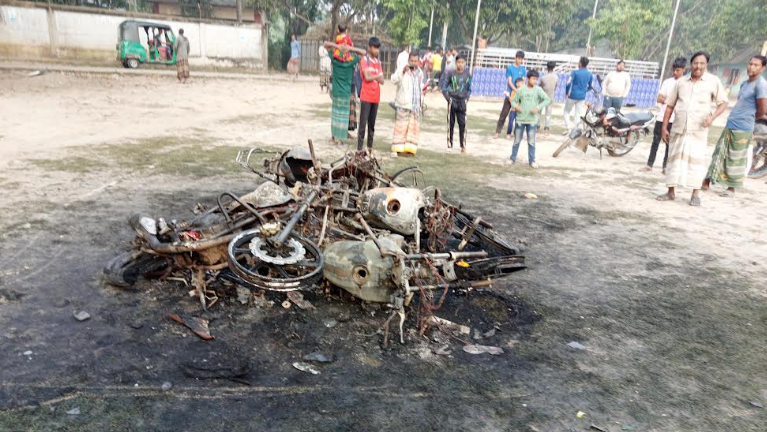 মান্দায় ক্লাবের কমিটি গঠন নিয়ে দ্বন্দে ৫টি মোটরসাইকেলে অগ্নি সংযোগ, আহত ৪