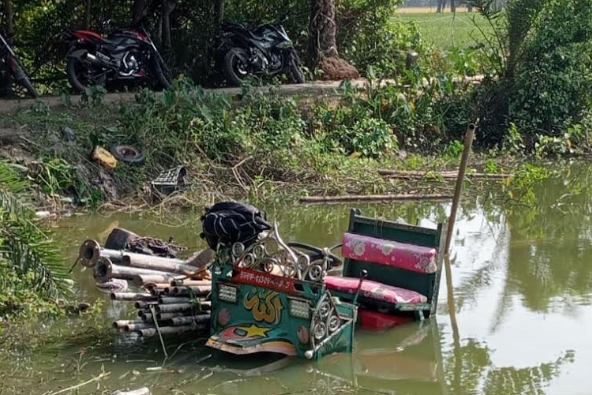 মহিপুরে নসিমনের নিচে চাপা পড়ে গৃহবধূর মৃত্যু 