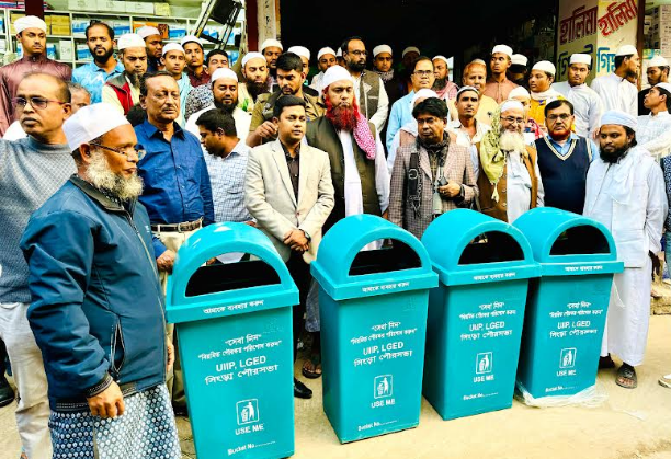 সিংড়ায় ৫৩৬ টি ডাস্টবিন বিতরন কার্যক্রম উদ্বোধন
