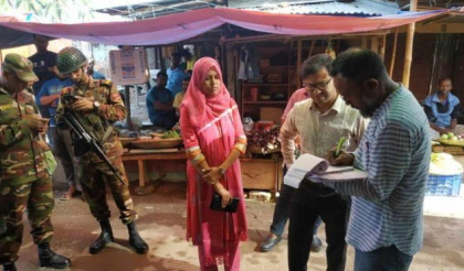 নাটোরে বেশি দামে বিক্রির দায়ে ২ ব্যবসায়ীর ৩৫ হাজার টাকা জরিমানা