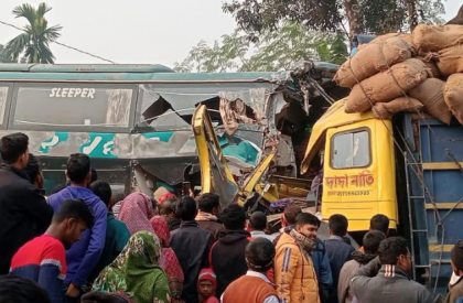 বীরগঞ্জে বাস ও ট্রাকের মুখোমুখি সংঘর্ষে চালকসহ নিহত ৩, আহত ৩০