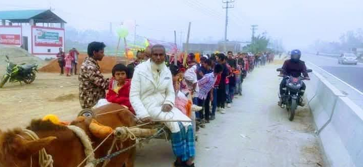 ঘোড়ার গাড়িতে শিক্ষকের রাজকীয় বিদায়ী সংবর্ধনা 