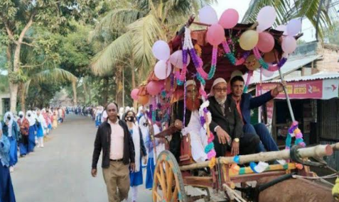 নাটোরে সুসজ্জিত ঘোড়ার গাড়িতে শিক্ষকের বিদায় সংবর্ধনা