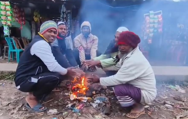 ঘন কুয়াশার সঙ্গে বইছে হিম বাতাস, তীব্র শীতে কাবু দক্ষিনের সাধারন মানুষ