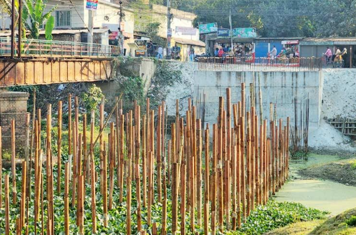 সিরাজগঞ্জে সেতুর কাজ ফেলে লাপাত্তা ঠিকাদার