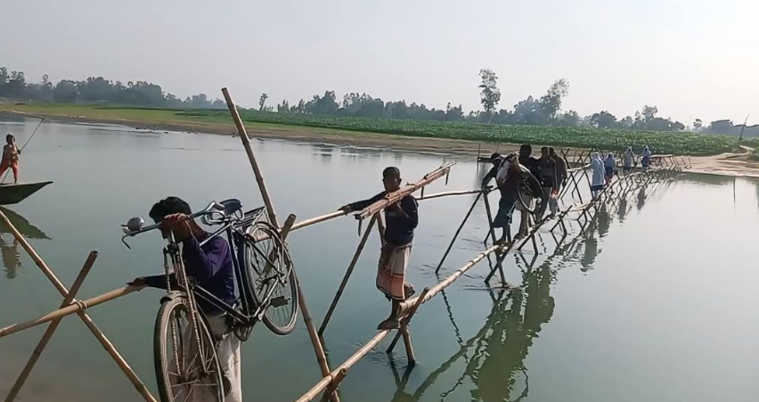 পলাশবাড়ীতে ৫ গ্রামের মানুষের একমাত্র ভরসা বাঁশের সাঁকো