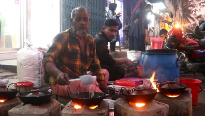 গাইবান্ধায় রাস্তার মোড়ে জমে উঠেছে শীতের পিঠার দোকান